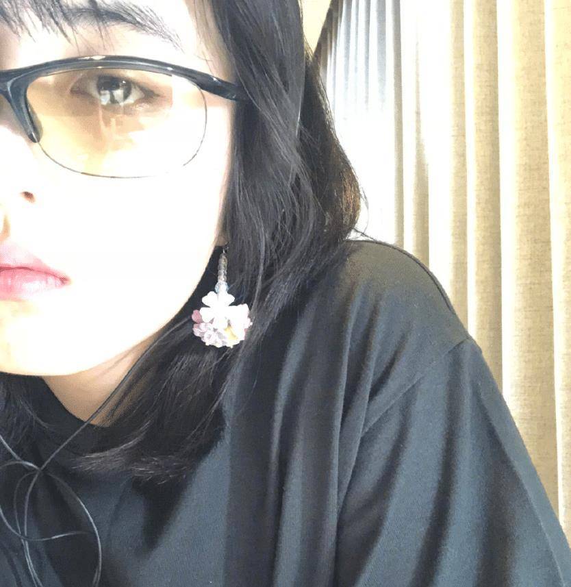 张子枫戴眼镜怼脸自拍,看清眼镜反光的部位,我似乎明白点啥