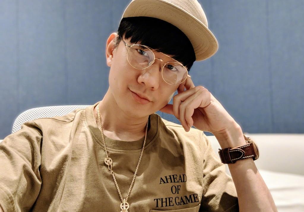 与其他五官精致,身材高大的偶像不同,林俊杰173公分的身高和普通的