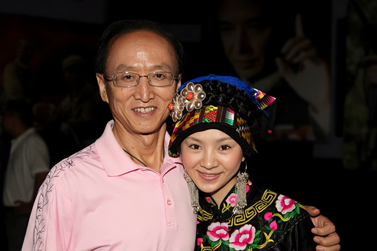他才是《狂飙》的金牌配角,演过200多部戏,还娶了小12岁的老婆_舒耀瑄