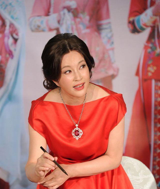 刘晓庆真会扮嫩,穿"橘红"色礼服裙配红宝石项链,减龄又显贵气_造型
