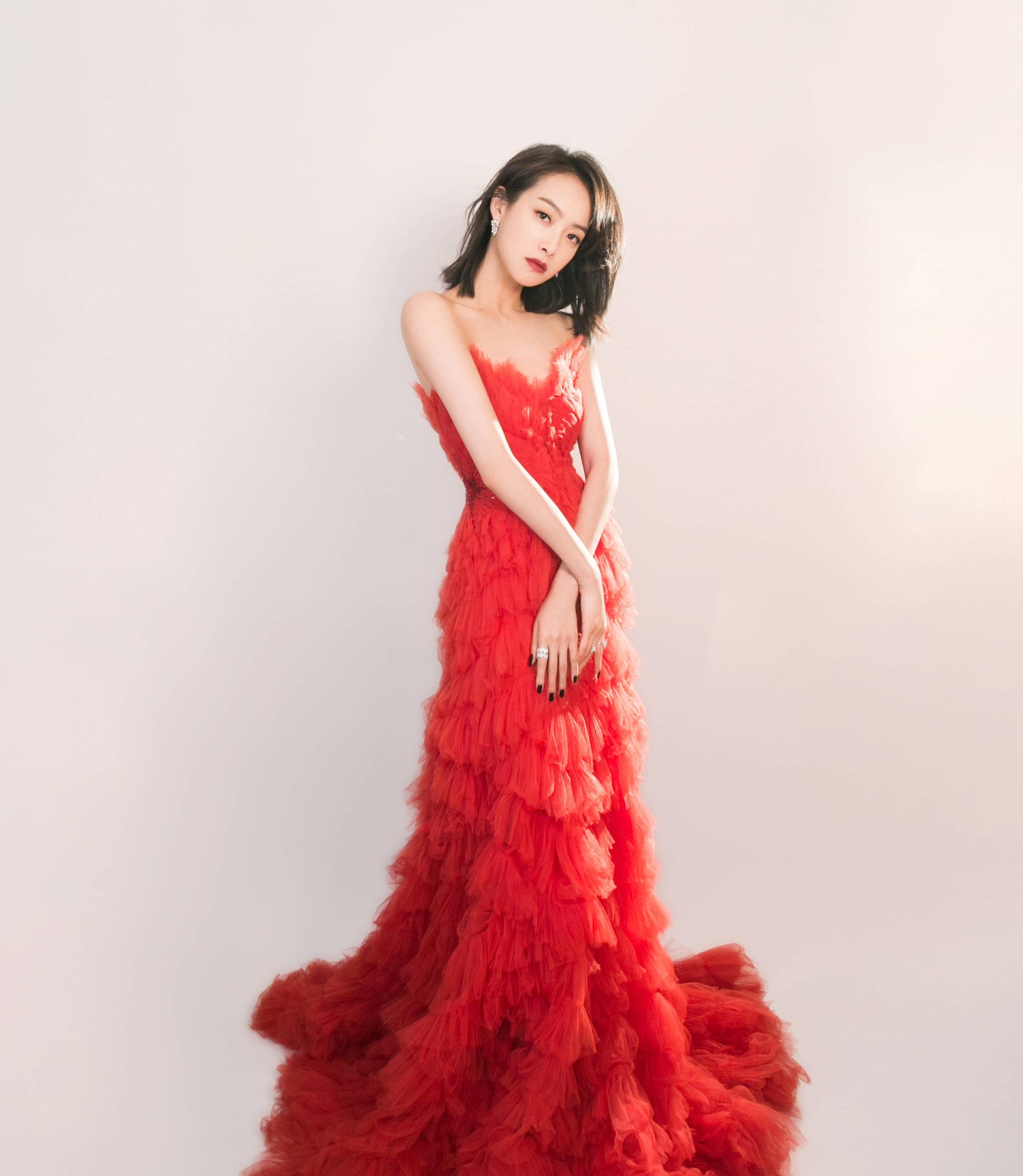 女明星们在走红毯的时候所挑选的颜色都是非常用心的,其实最不会出错