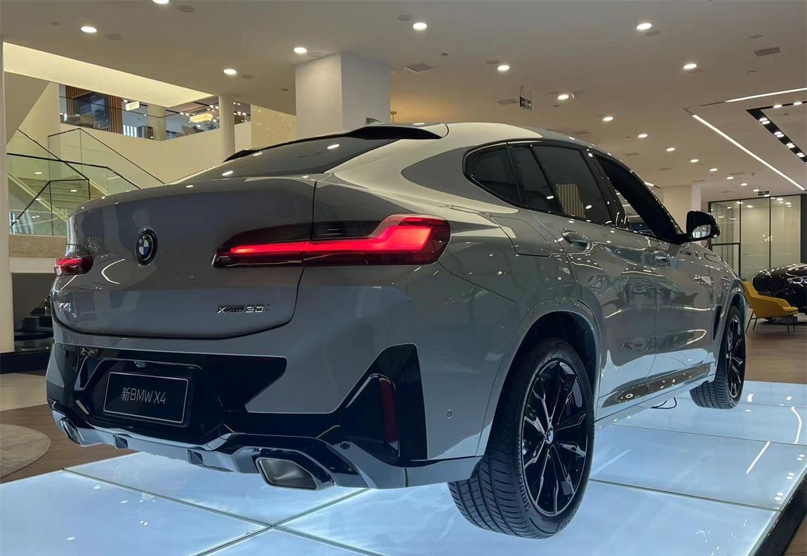 路上较为少见的宝马轿跑suv,x4 30im运动曜夜套装版,裸车超56万_搜狐