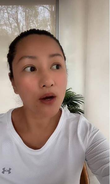 素颜上镜的瞿颖,就像是邻家妇女一般,丝毫不见往日舞台上国际超模的