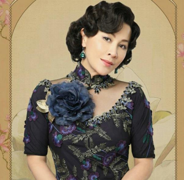 55岁刘嘉玲晒旗袍照!