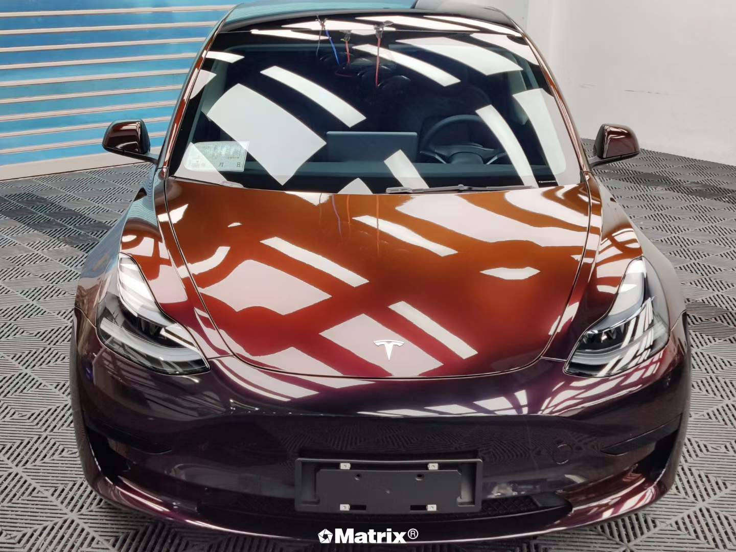 特斯拉model3矩阵改色膜流光黑魅红,光影交错带来的红黑渐变_案例