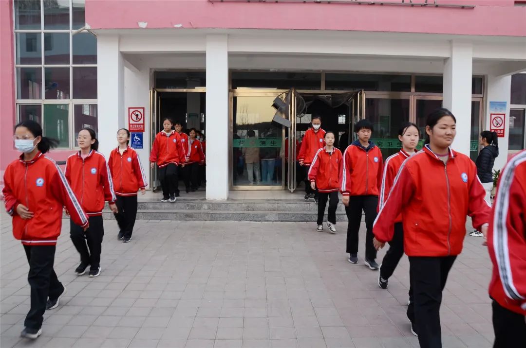 忻州师范学院附属中学,忻州市第十二中学联盟校开展安全疏散演练_师生