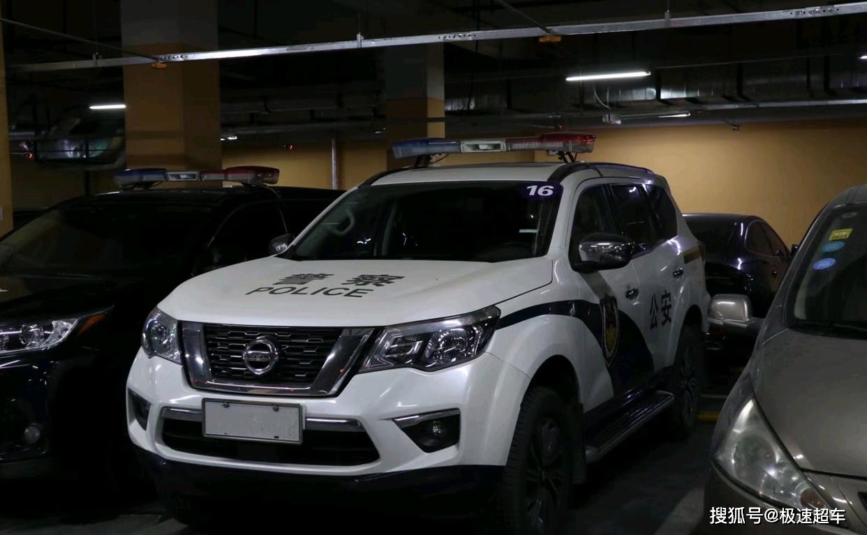 警车版日产途达亮相街头,涂装真帅气,越野风格,动力依然很强大_搜狐