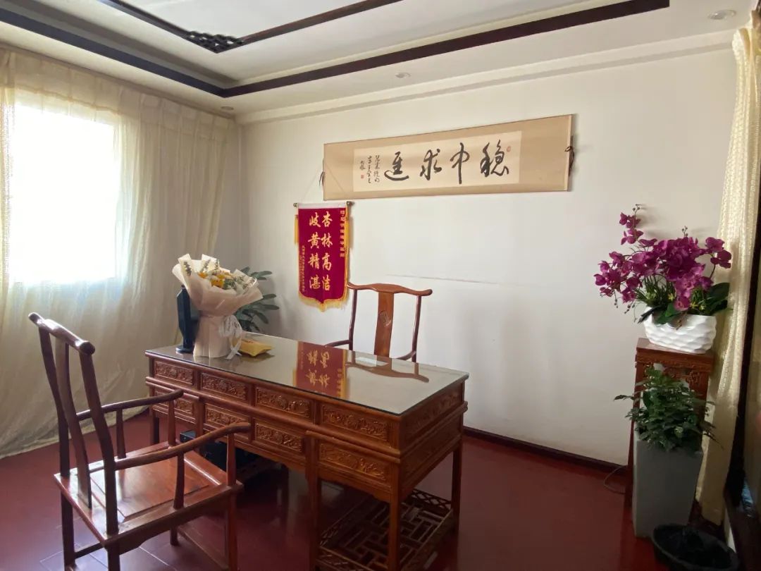 十点五十八分,延寿堂中医馆隆重举行了"田道华头痛病工作室"揭牌仪式