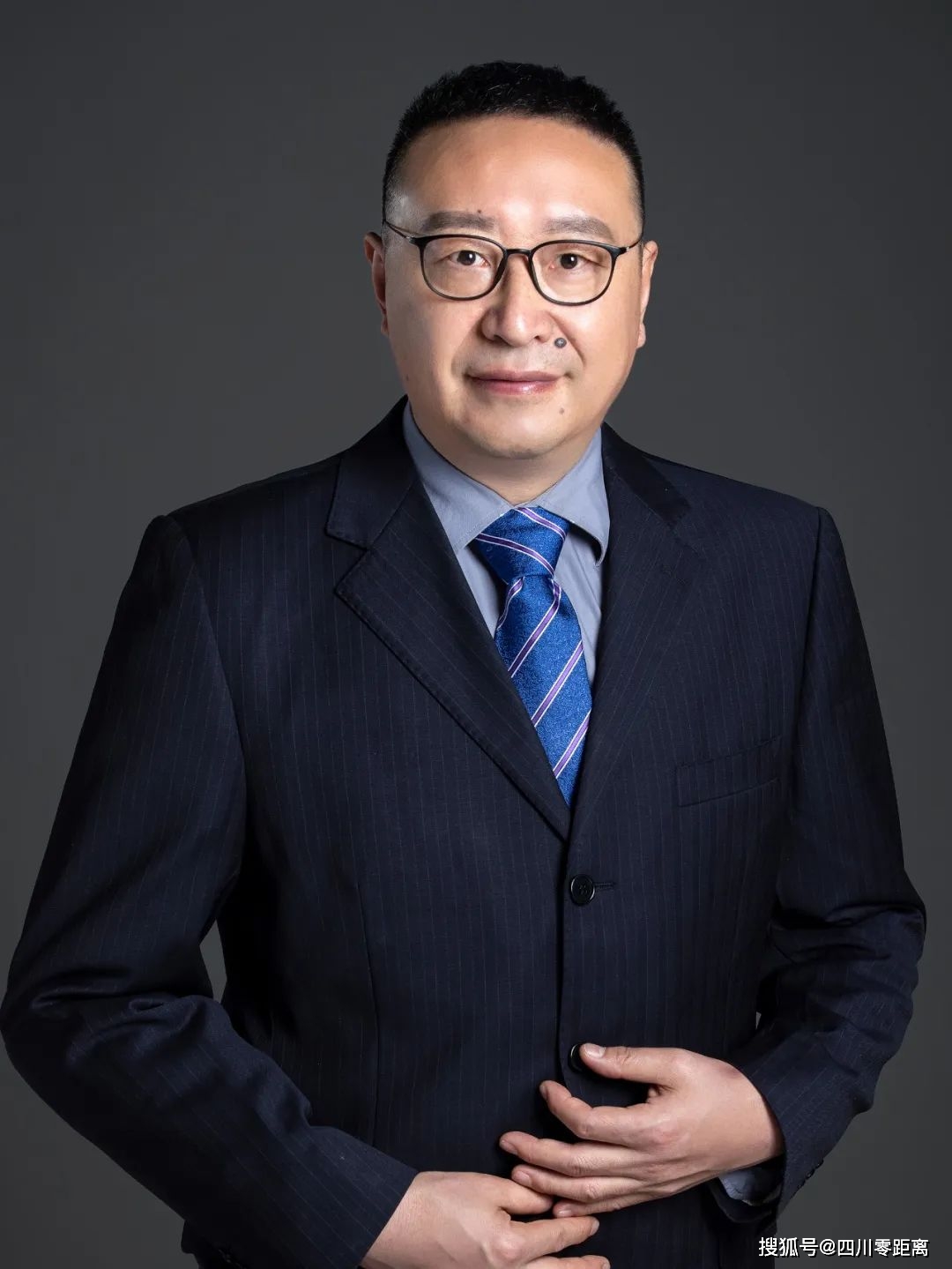 他是南山中学功勋教师 张劲松南轩有劲松,傲然青林中.