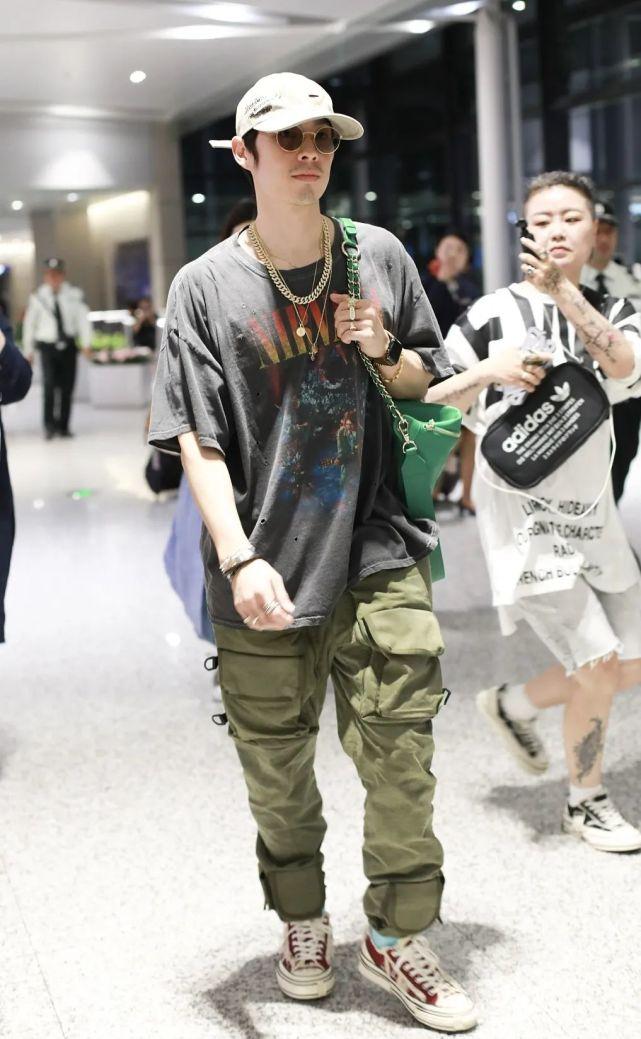 男星街拍|王一博谢霆锋新老顶流齐聚(考古),金姐带新男友跑活动_北京