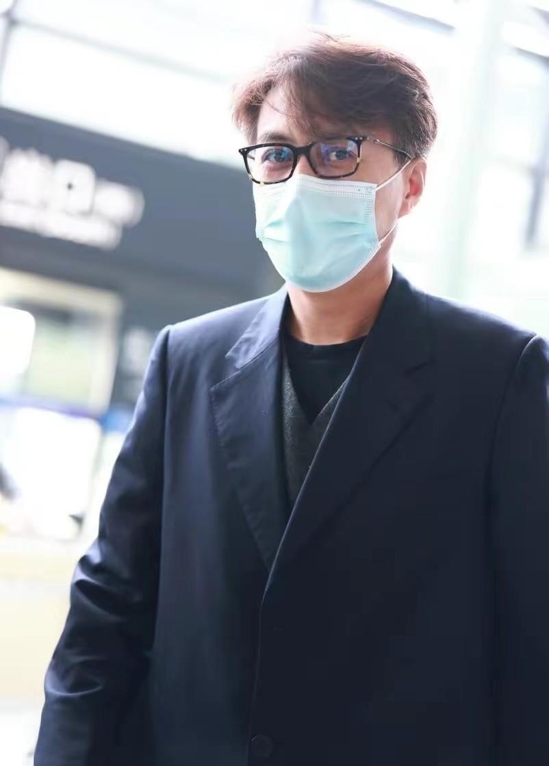 穿大衣戴眼镜,一身的官味气场好足_重点_造型_马甲