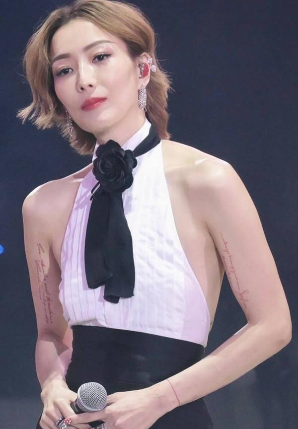 49岁郑秀文瘦太狠认不出!