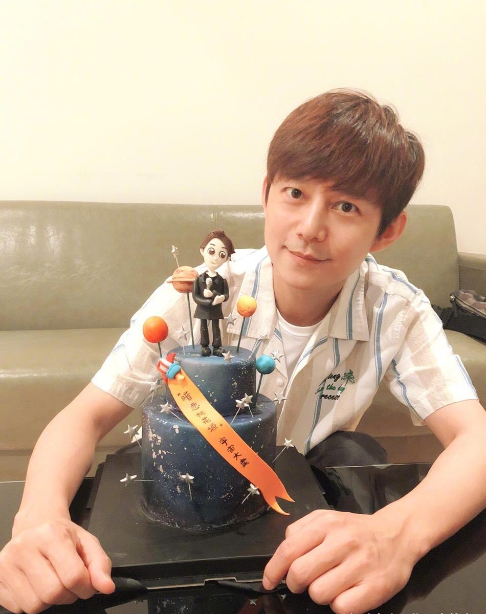 何炅与男友人十指相扣被拍,上演摸脸杀同回酒店,举止亲密引猜测_男孩