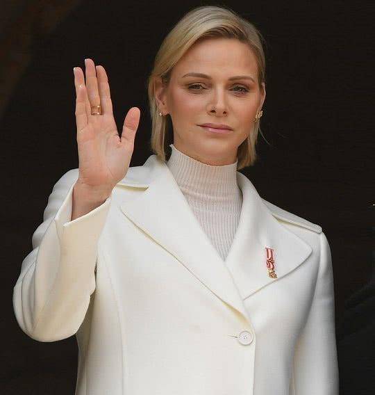 夏琳王妃,以纯白造型亮相,虽然颜色低调,但因为款式以及她本人的身高