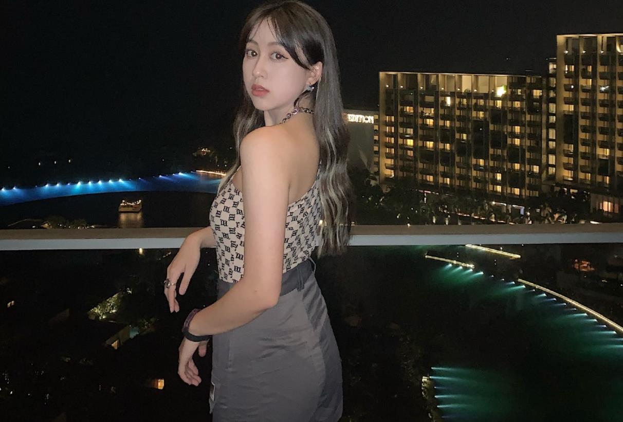 韦世豪未婚妻分享与闺蜜合照,气质出众 大长腿抢镜_吴雅_动态_葡萄牙