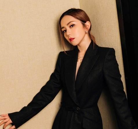 酷女孩儿只会穿皮衣?看邓紫棋穿黄色包臀裙,做最真实的自己