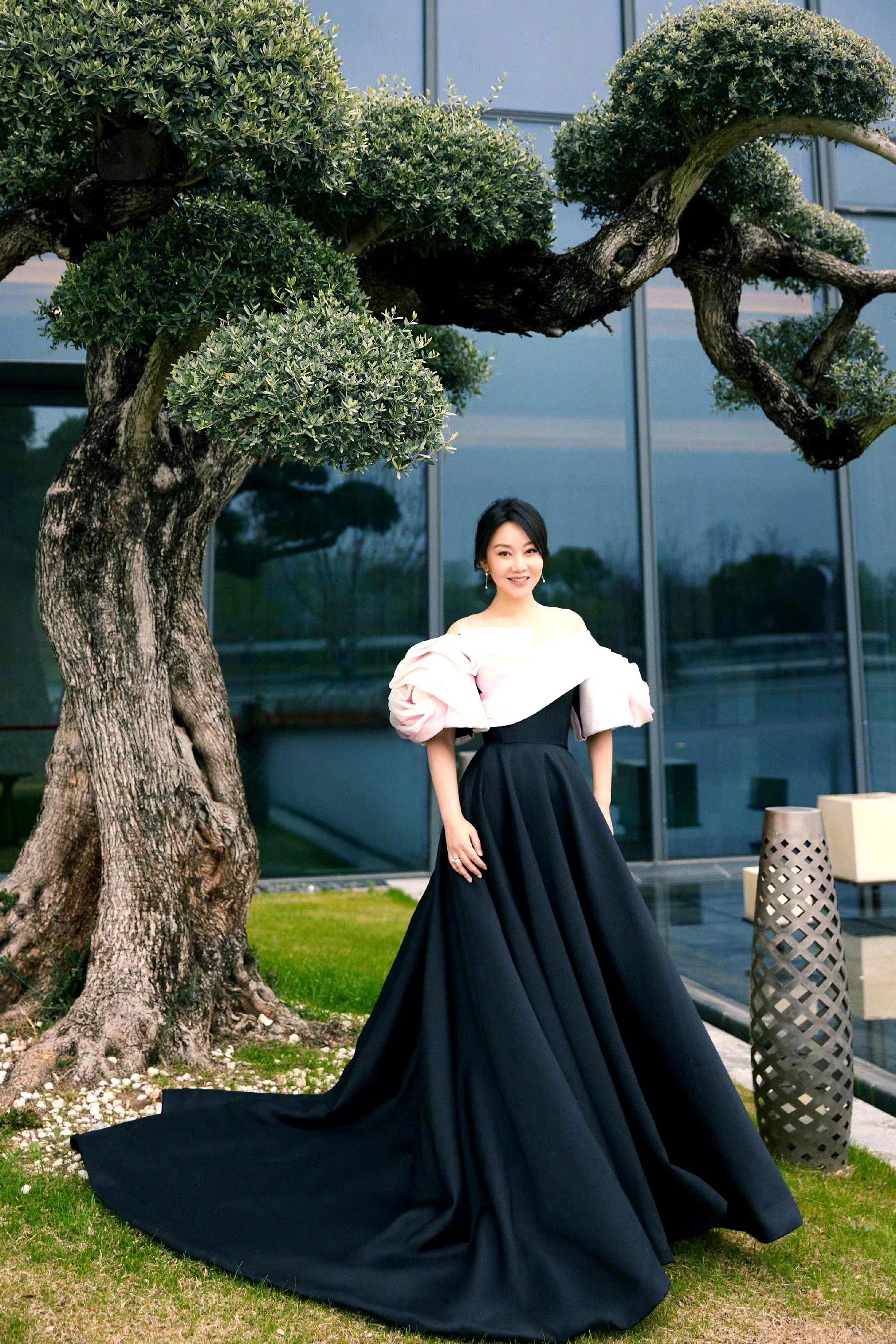 闫妮穿玫瑰裙风情万种,张新成露背秀腹肌穿得好辣_西装_造型_黑色