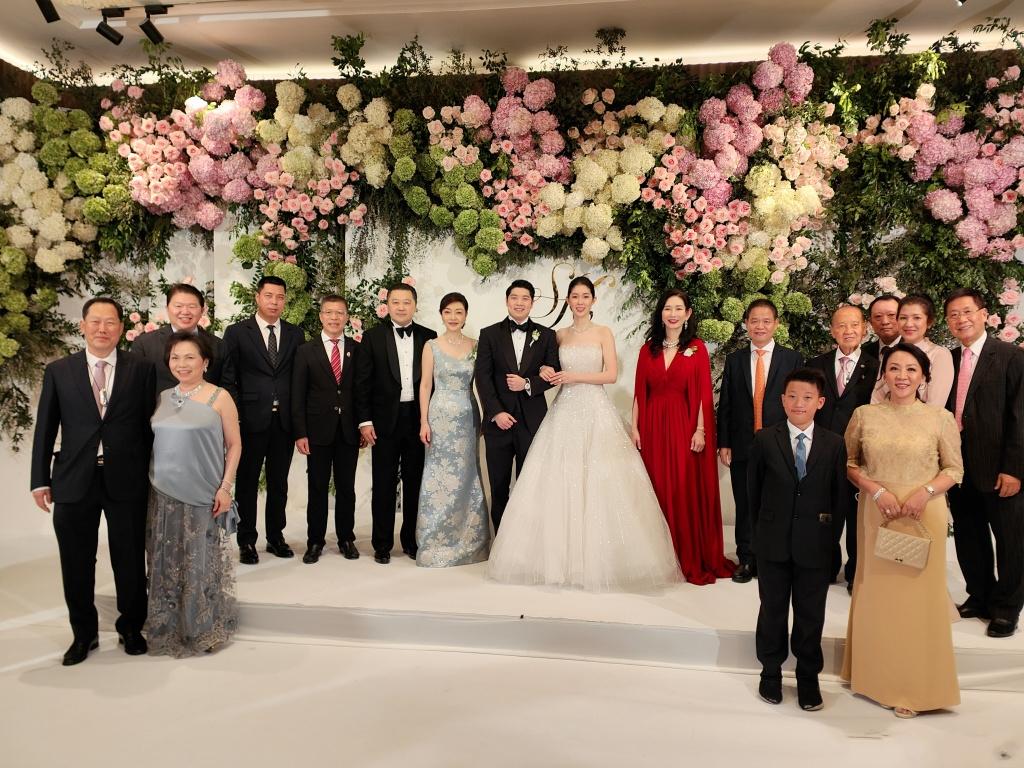 泰国首富谢国民的孙子大婚,刘德华小舅子携妻子参加,画面超甜蜜