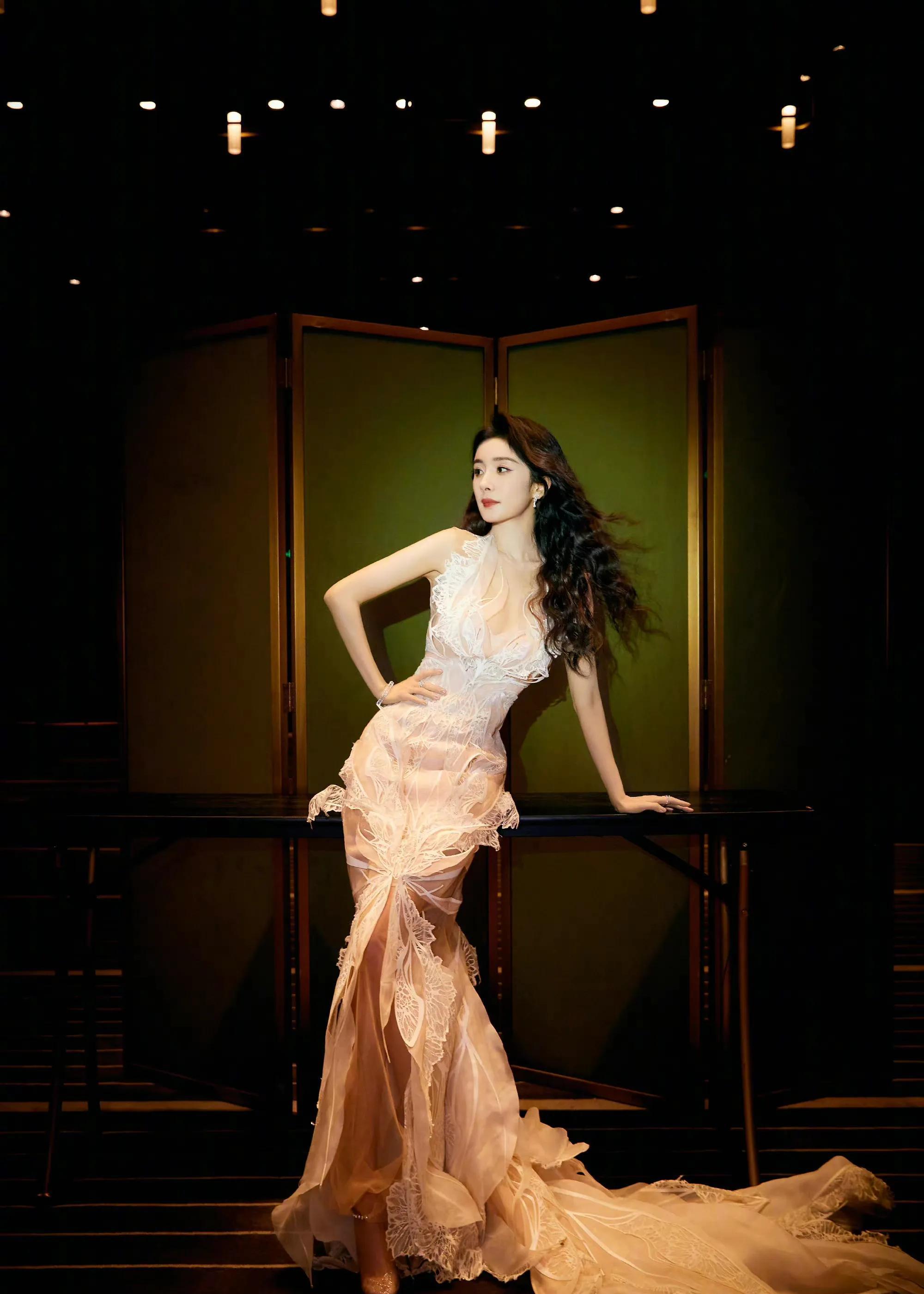 杨幂出席第一届时尚芭莎设计大赏_herpen_van_iris