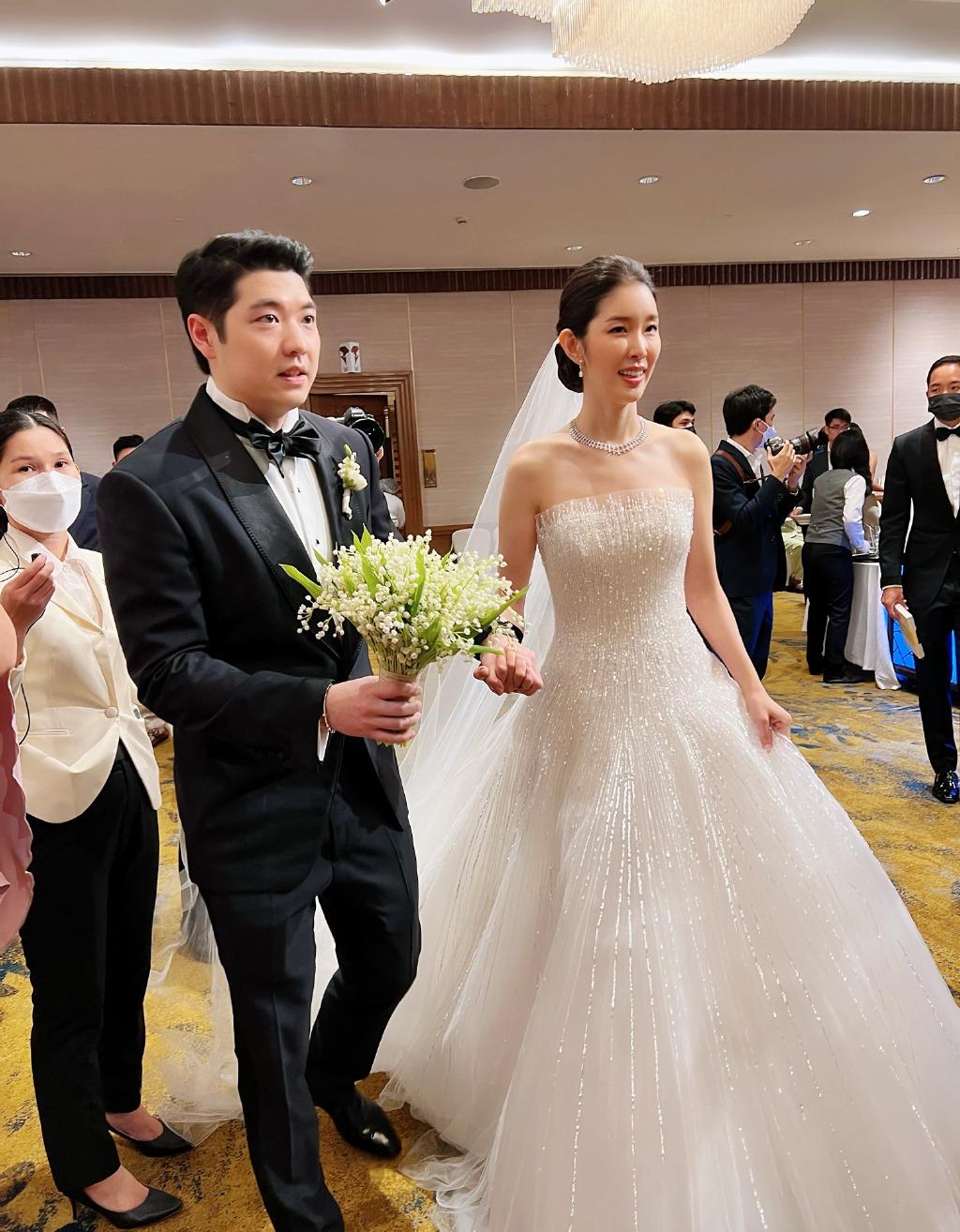 泰国首富谢国民出席刘德华小舅子孙子和妻子的婚礼,合照很甜蜜_陈雪铃