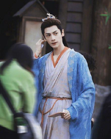 罗云熙穿衣显瘦脱衣有肉,光剑变装曝光真实身材,肌肉线条太意外_视频