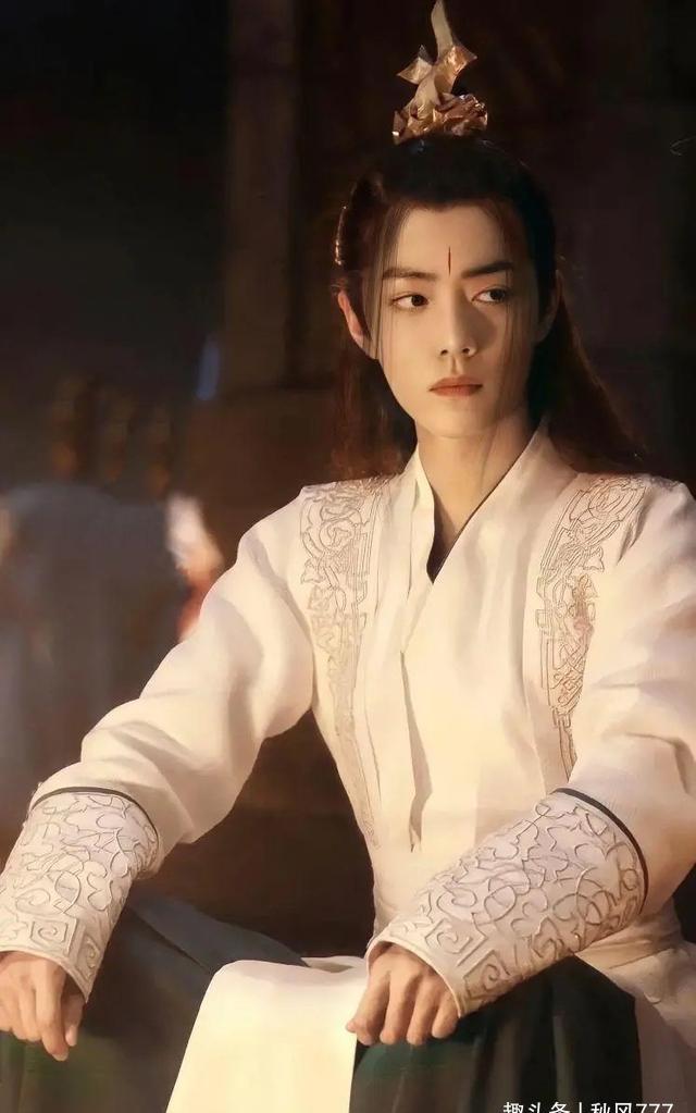 改编后以男主为一番,肖战一人分饰两角,第一世仙师,第二世皇太子