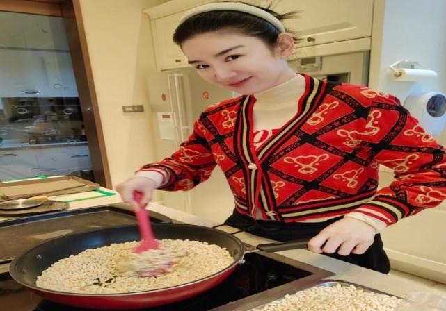 经历了这些打击的黄奕,她却并没有一蹶不振,反而是更加用心于事业当中