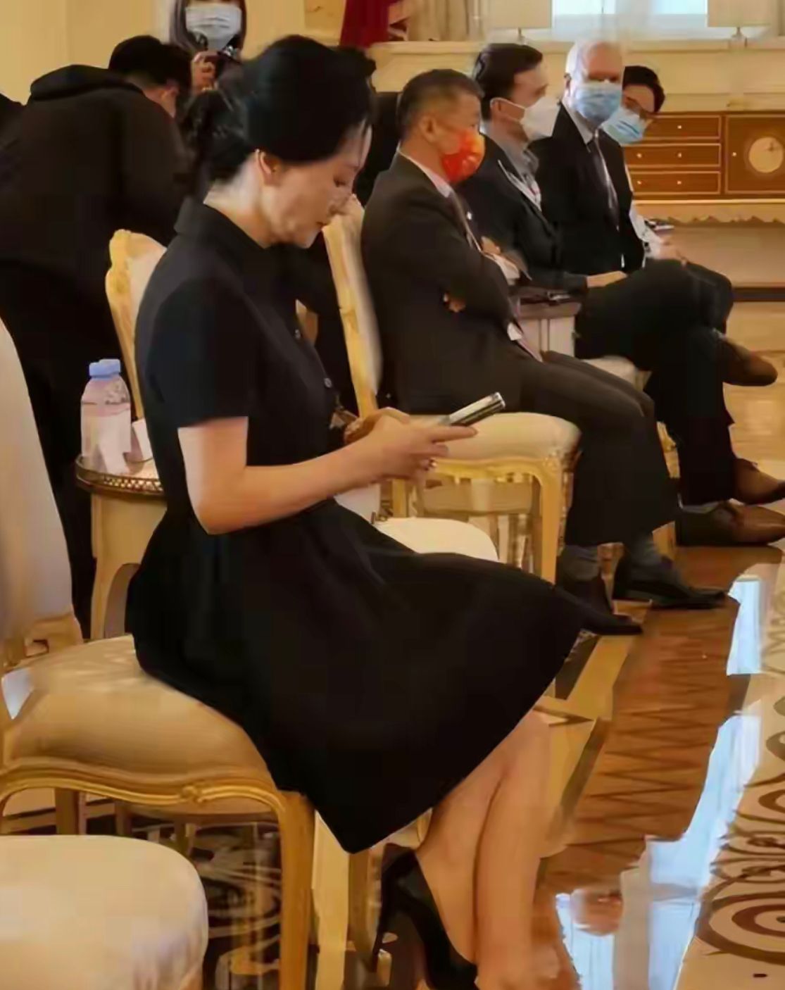 中年女人春天穿裙要得体,学50岁孟晚舟就对了,洋气减龄又优雅_裙装