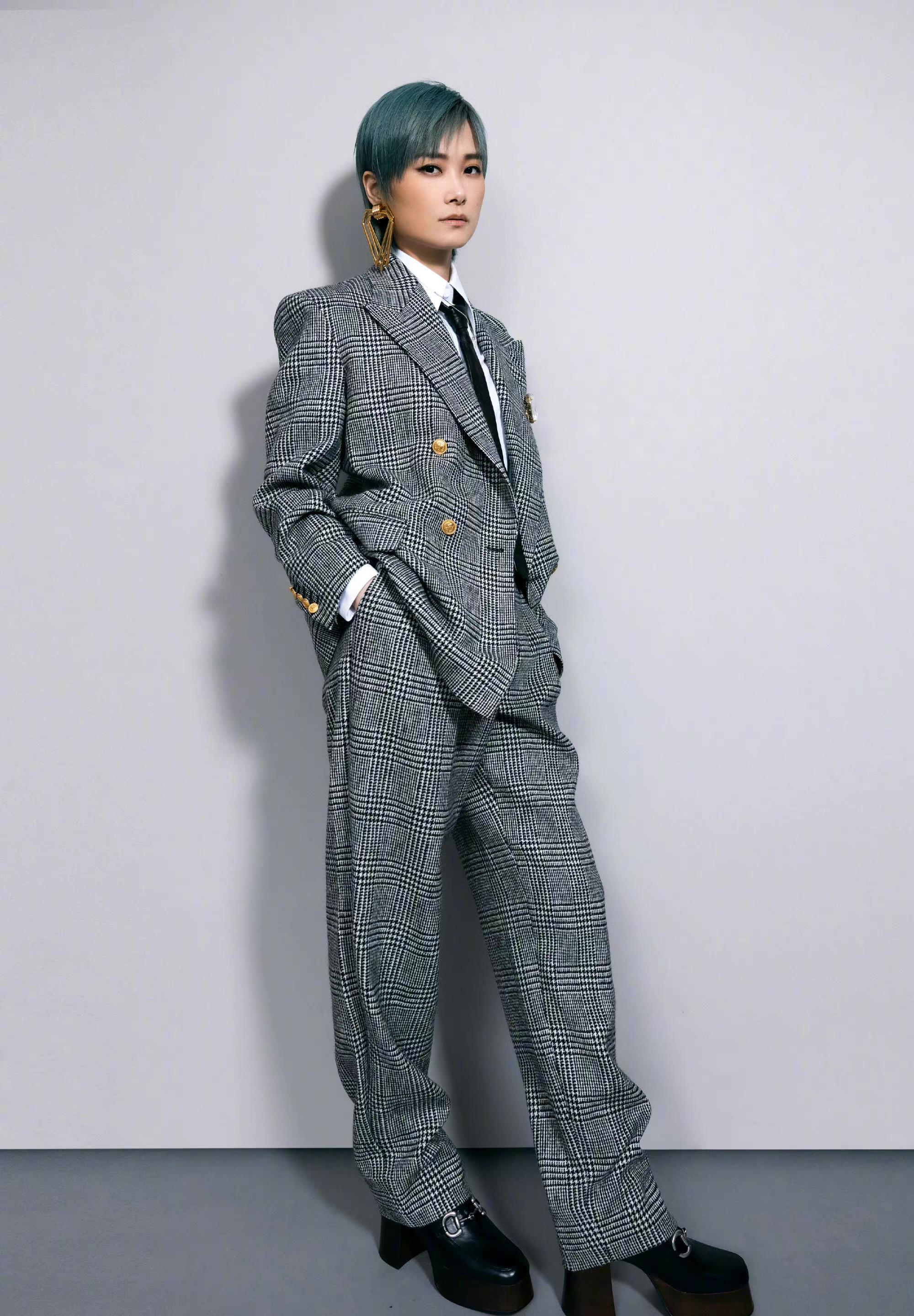 李宇春再秀个性审美,风格可盐可甜,时尚感值得效仿_西装_白色_黑色