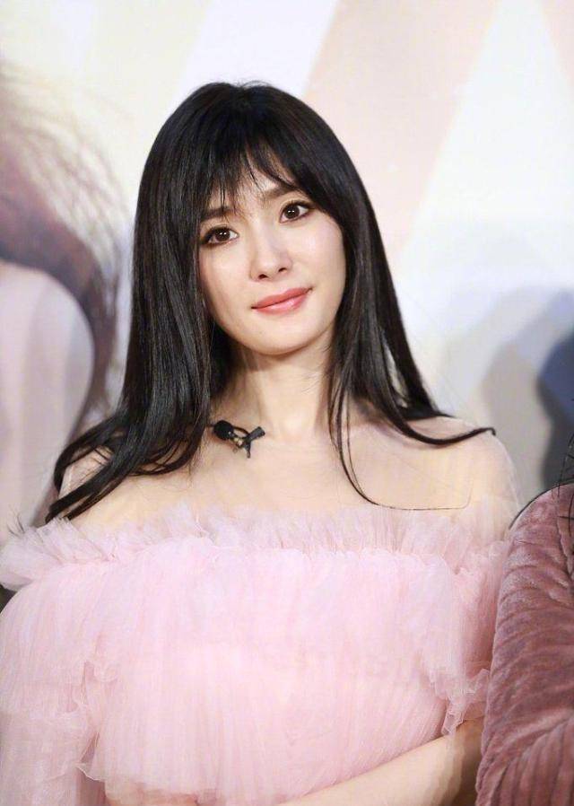 杨幂空气刘海新造型引热议,被吐槽方脸抢镜,"嫩牛五方"再现_网友_脸型