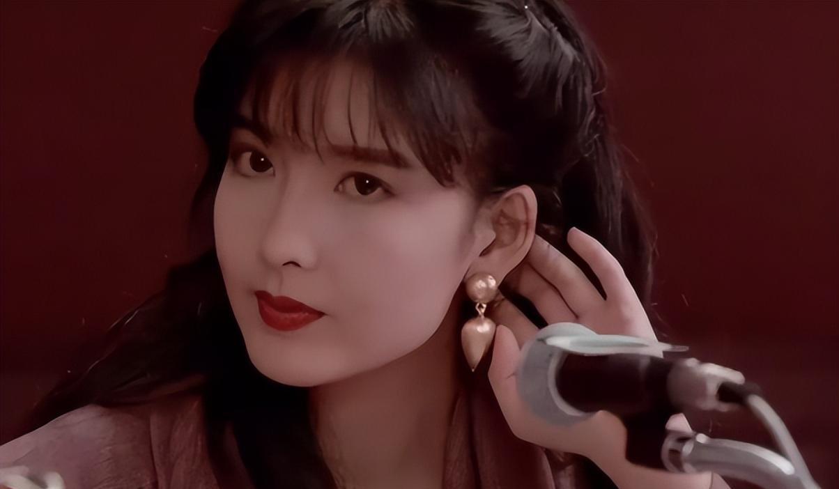 55岁周慧敏:为了不让自己的青春容颜晒晒,他还是18岁少女的样子_倪震