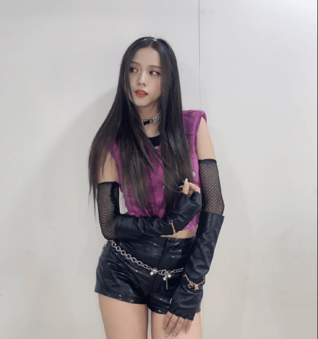 女团jisoo如何保持凹凸有致的身材?