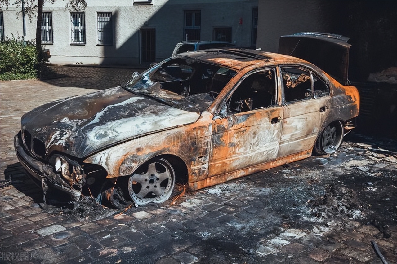清明去上坟奥迪车停墓地被烧成空壳,该找谁索赔?_赔偿_责任_保险法