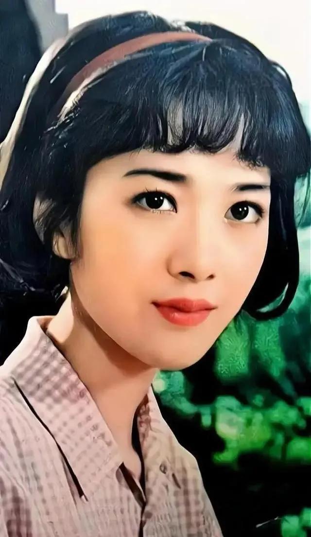 被誉为80年代内地最美女演员的她,年轻貌美,五官几乎没有任何瑕疵.