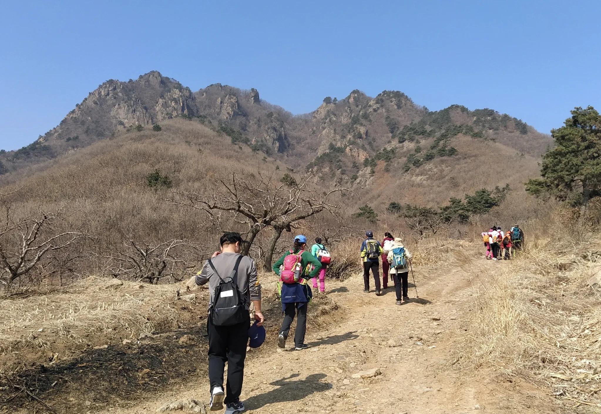 是從山的北坡即通明山風景管理處上山;今天我們是路過八會狀元小鎮,從