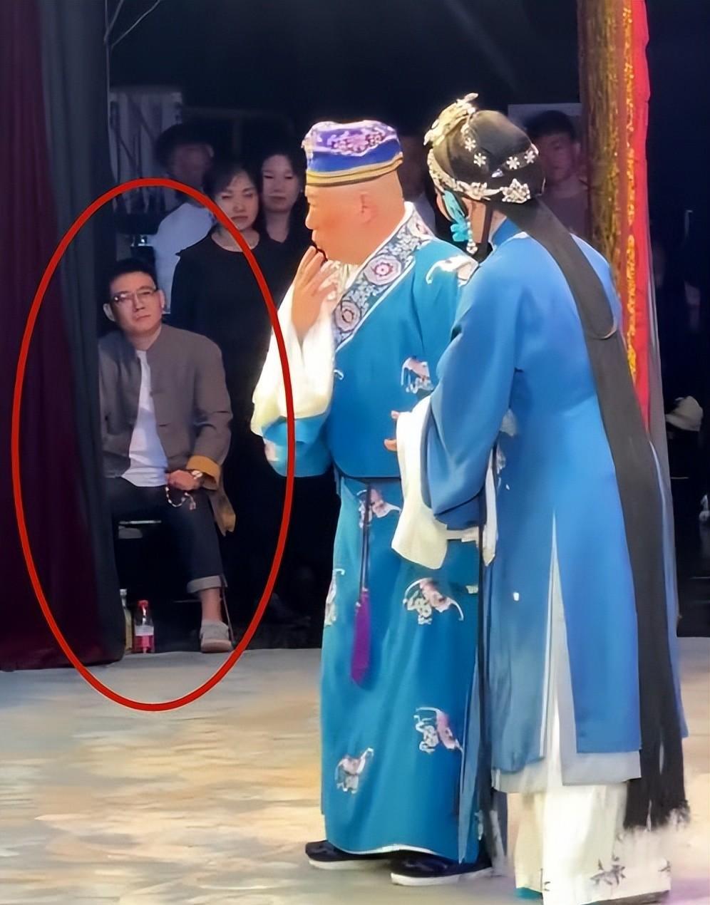 德云社郭德纲唱评剧,栾云平坐上场门观看,观众:攀攀长得真好看_兄弟