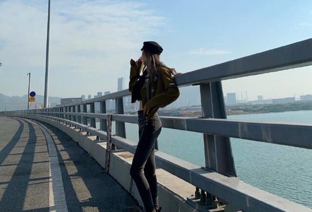 腐团儿晒精致自拍照,牛仔裤尽显女神气质,身材太"违规"惊艳粉丝_直播