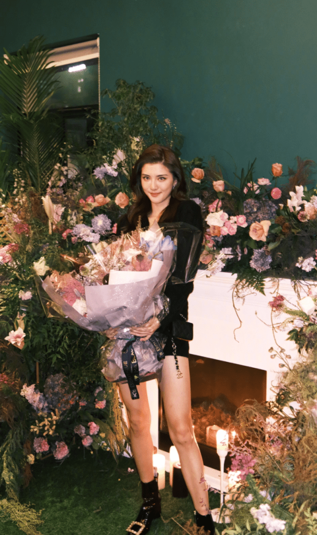 女方微博晒正脸照_吴千语_翠绿色_镜头