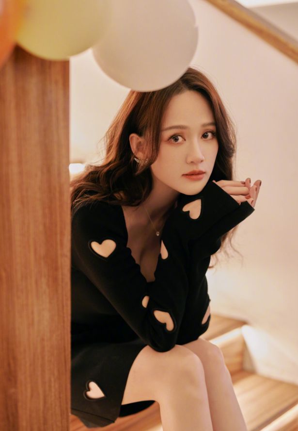陈乔恩44岁生日大秀美貌和幸福,黑色镂空裙秀事业线气质惊艳_照片