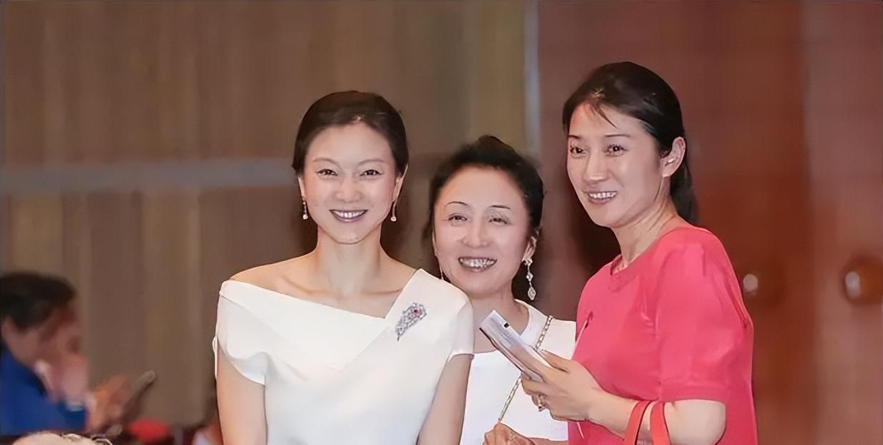 陈婷:19岁嫁比自己大31岁张艺谋,26岁生3个孩子,她嫁对了吗?