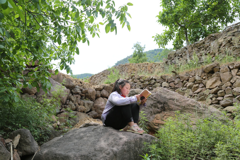 花季女孩无父无母努力读书成学霸,发誓要走出大山找到爸爸_小山村