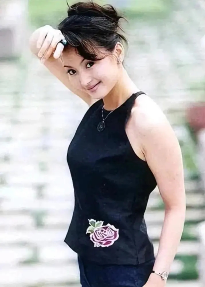 前排的陆诗雨和朱宏嘉,因为系了安全带,加上安全气囊,只受了一点轻伤