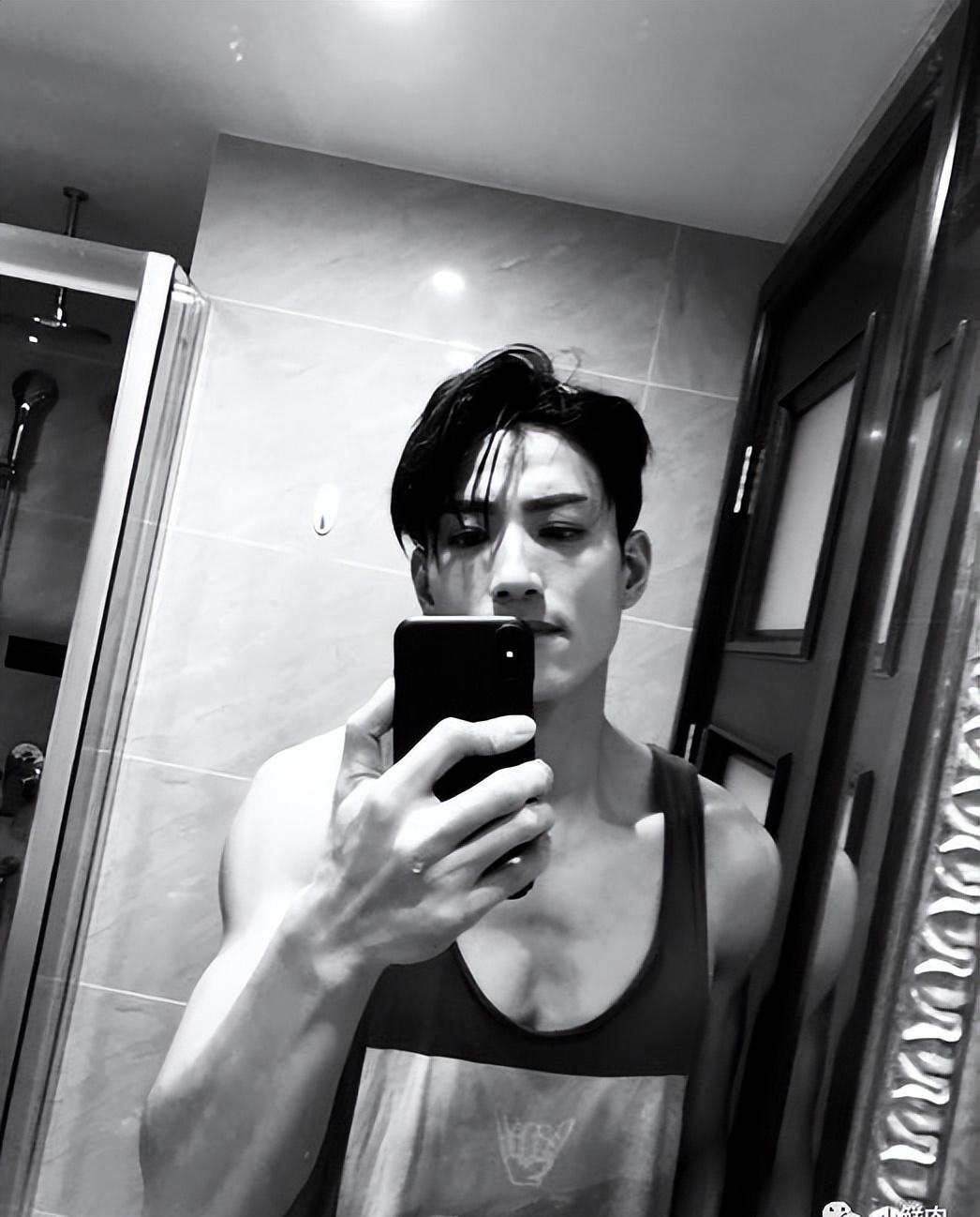 张峻宁的自律写满了腹肌,完全没有年龄感,请按照这个标准来滚动_闫伟