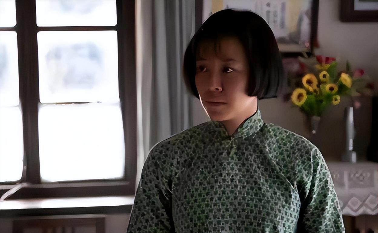 剧中的她剪得利落的短发,稀疏的刘海,衣着老气,一副农村中年妇女的