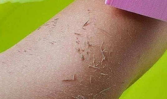 搓澡即破坏了角质层,又降低了我们原有的抵抗力,甚至还会患上毛囊炎等