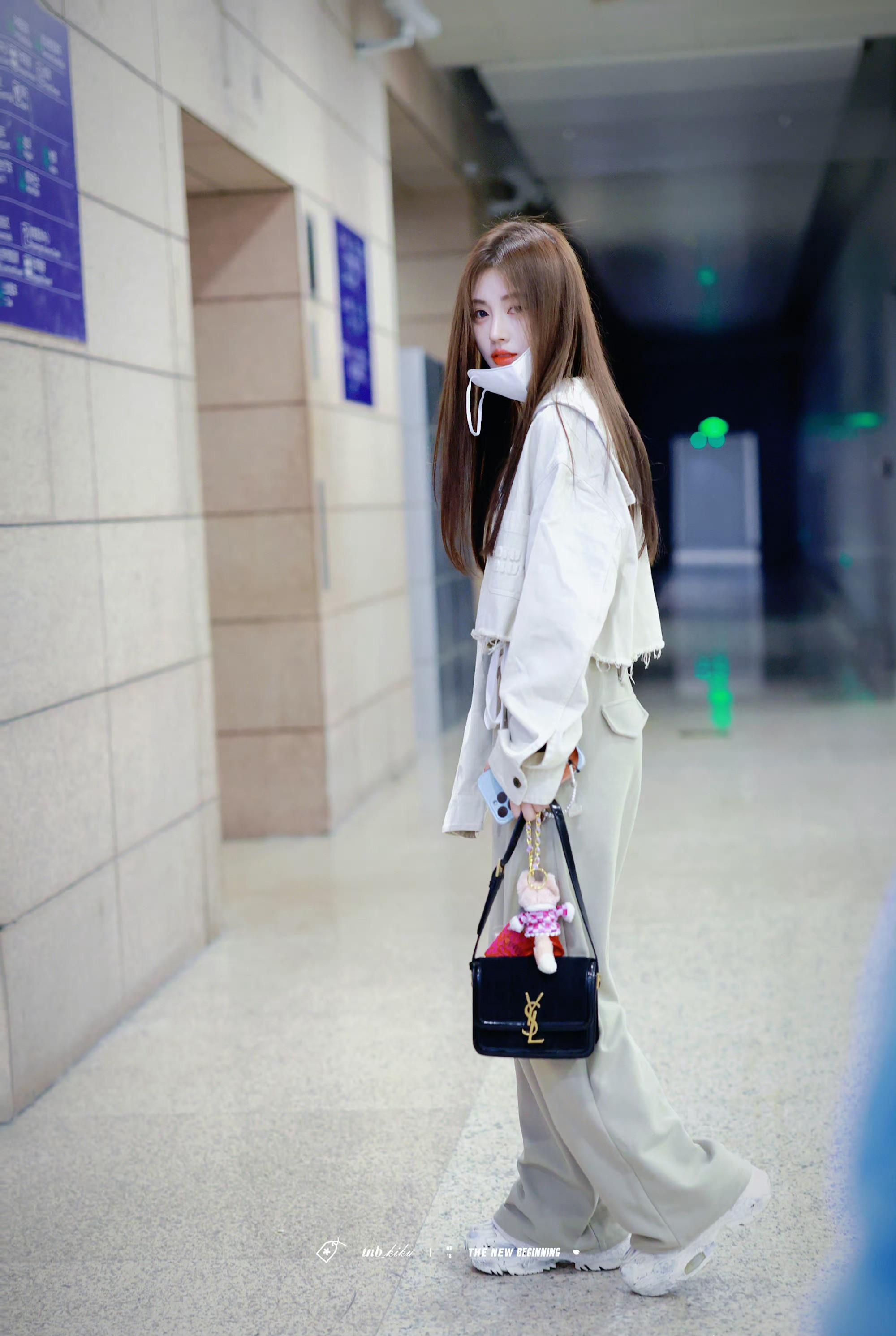 鞠婧祎回国机场自拍,生图堪比精修,难怪颜值那么多_气质_少女_五官