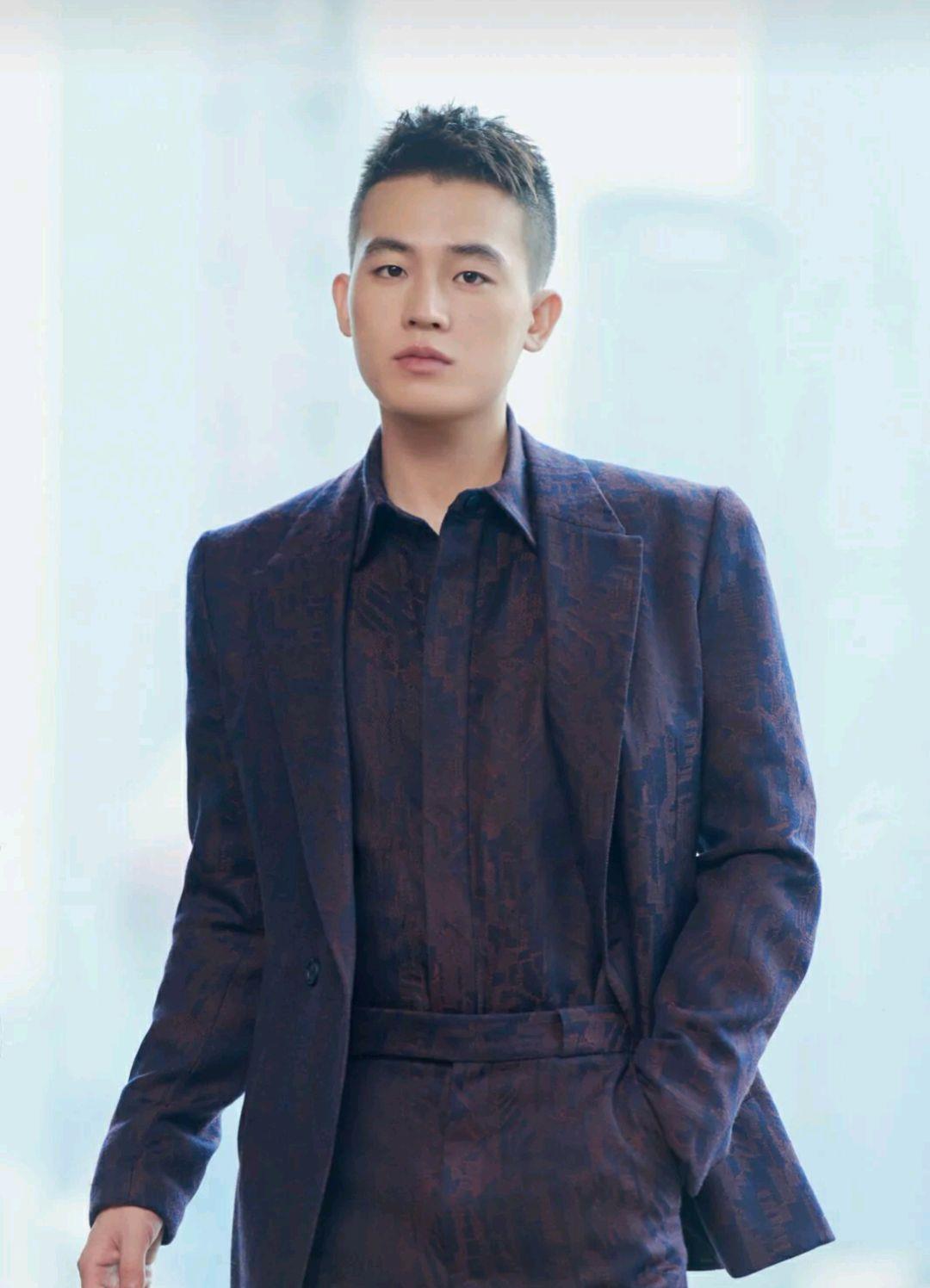 欧豪的帅带有几分痞气,洒脱不羁,很有大哥风范,穿西装更有范!