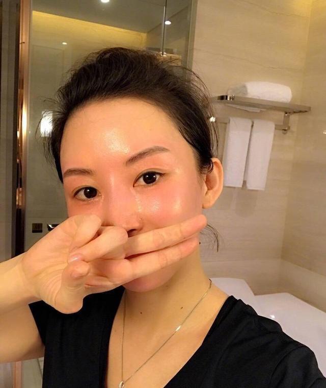 潘晓婷的素颜状态因为亚洲女性本身的身材是属于比较娇小的类型,所以