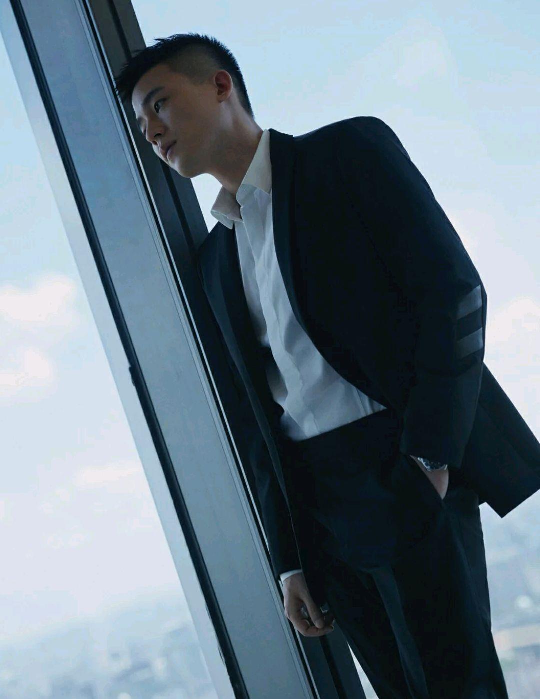 欧豪的帅带有几分痞气,洒脱不羁,很有大哥风范,穿西装更有范!