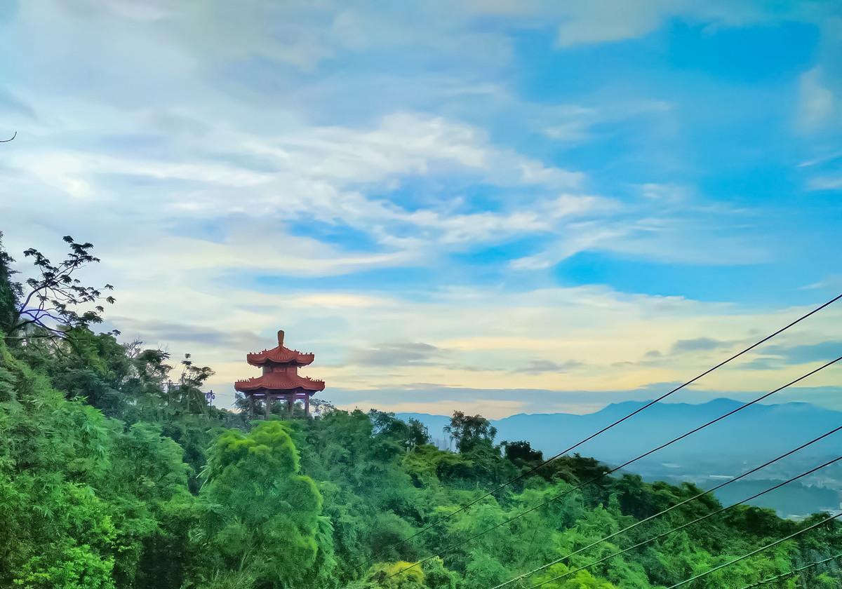 六峰山風景區位於廣西靈山縣,四周地勢平坦,遂有拔地摩空之勢.